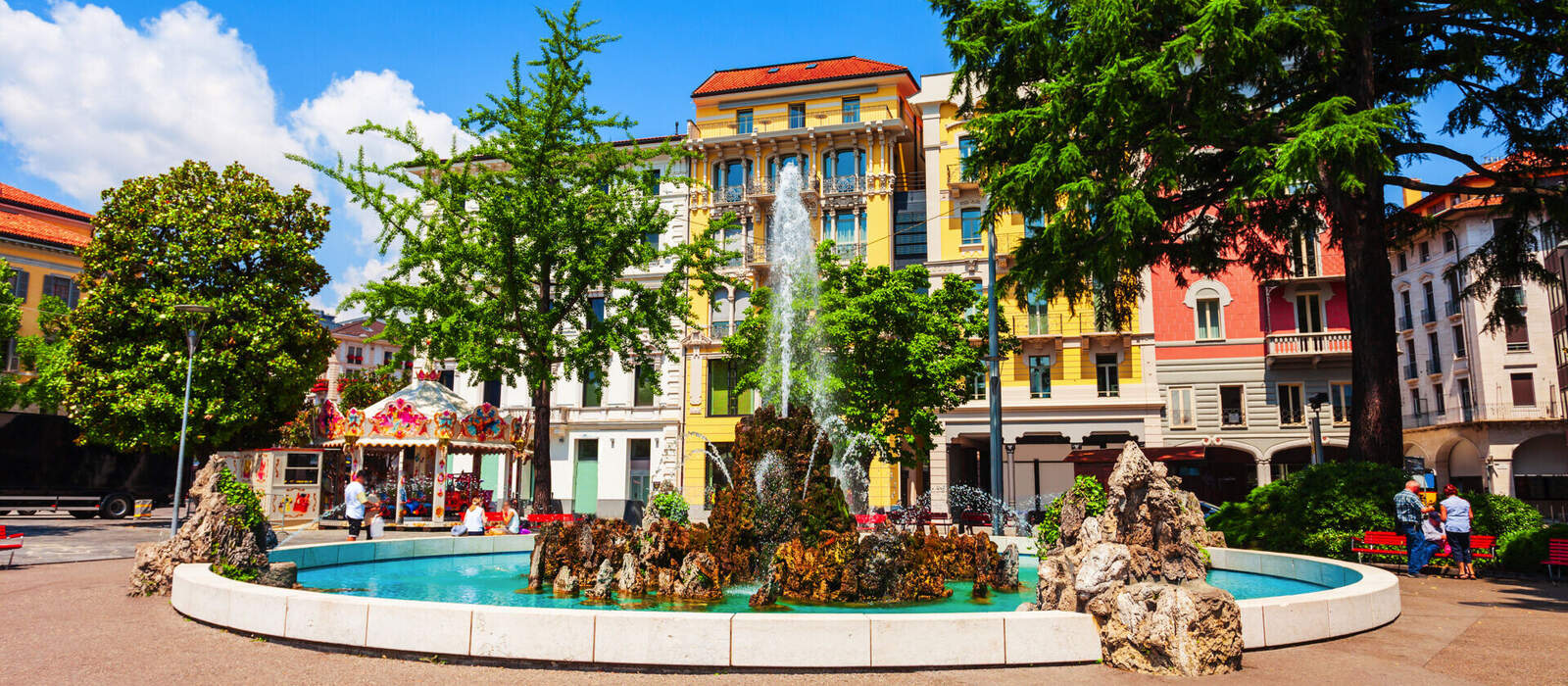 Brunnen auf dem Platz Piazza Manzoni in Lugano © saiko3p - stock.adobe.com