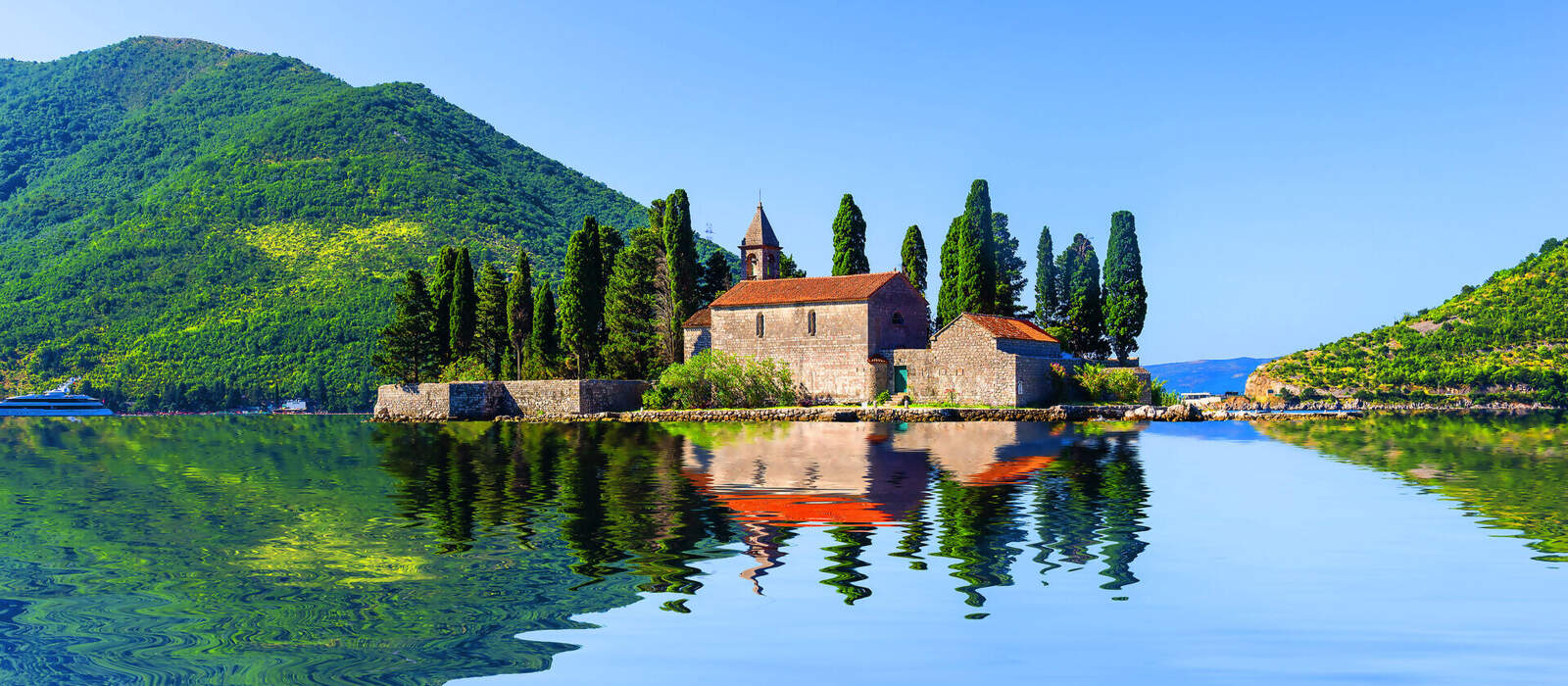Insel Sveti Đorđe in der Bucht von Kotor © zevana - stock.adobe.com