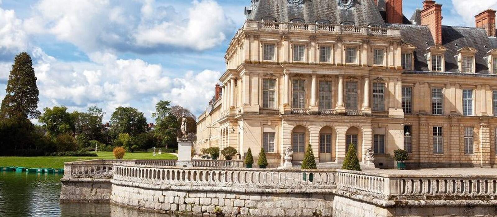 Medieval royal castle Fontainbleau and lake near Paris in France © SergeyAK - Fotolia