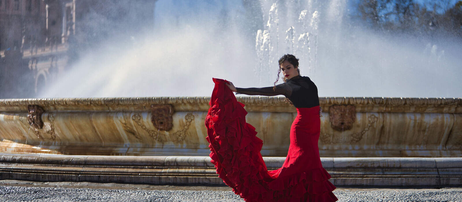 Flamencotänzerin vor einem Brunnen auf dem Spanischen Platz in Sevilla © Manuel - stock.adobe.com