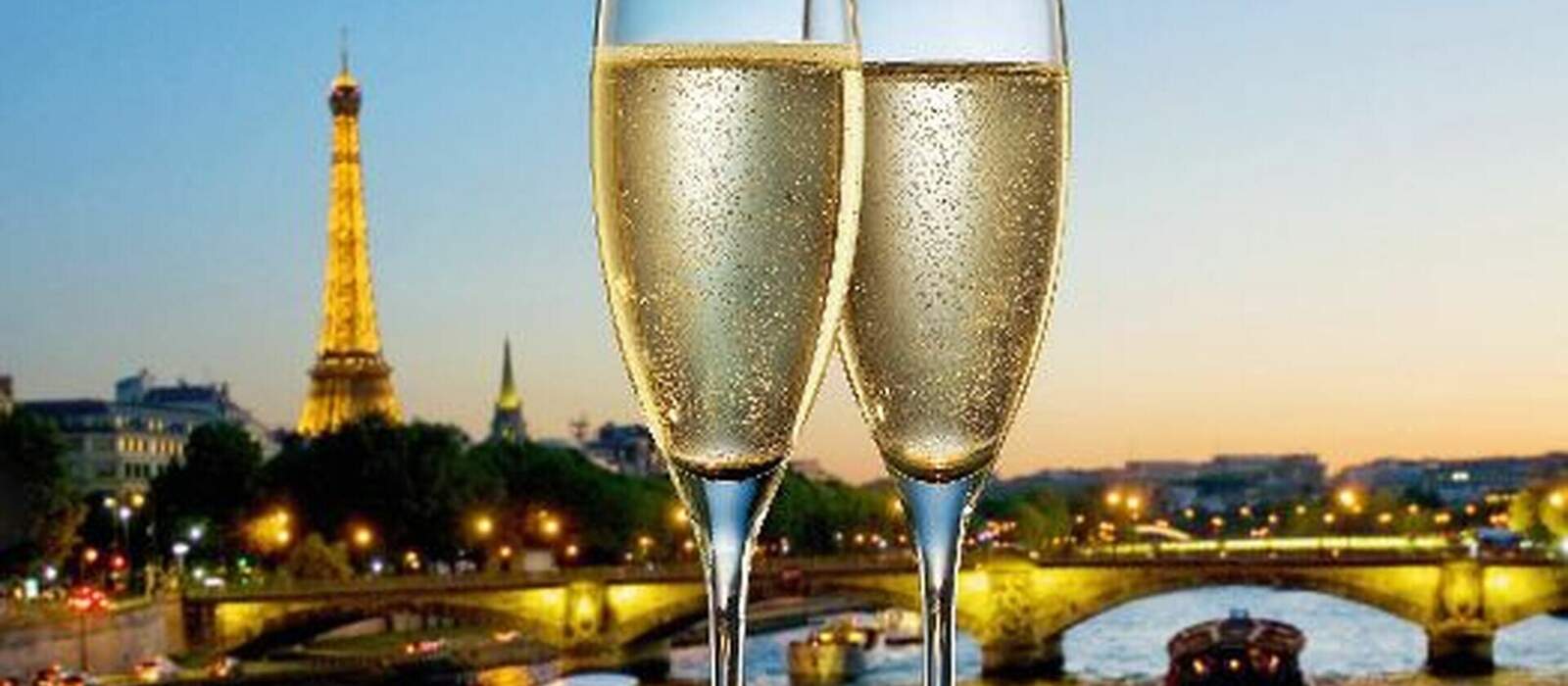 Coupes de champagne avec vue de Paris la nuit © FOOD-pictures - Fotolia