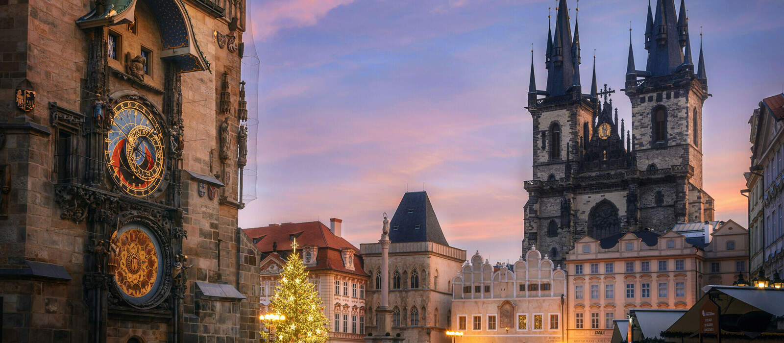Altstädter Ring mit der astronomischen Uhr und der Teynkirche in Prag während der Weihnachtszeit © Denis Poltoradnev - stock.adobe.com