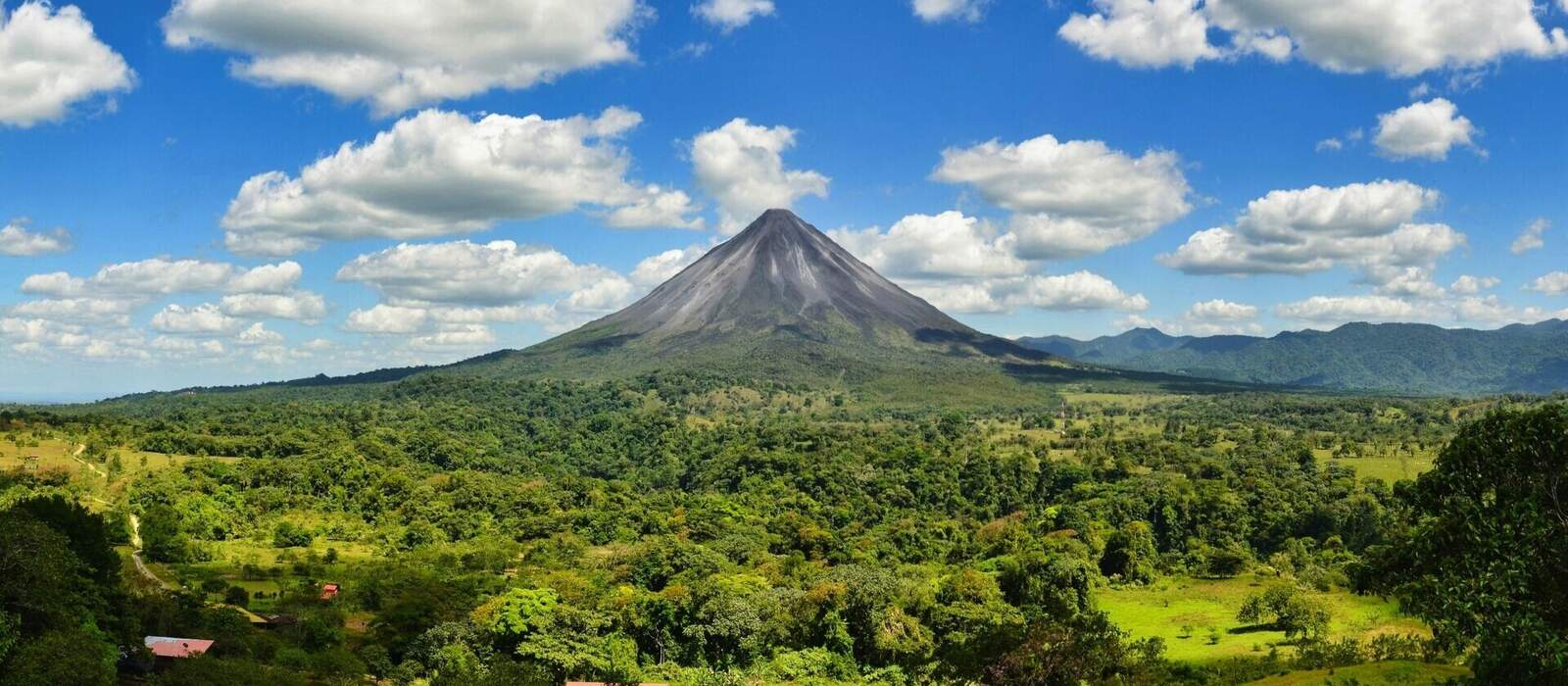 Landschaftspanoramabild vom Vulkan Arenal im Regenwald © SimonMichael - stock.adobe.com