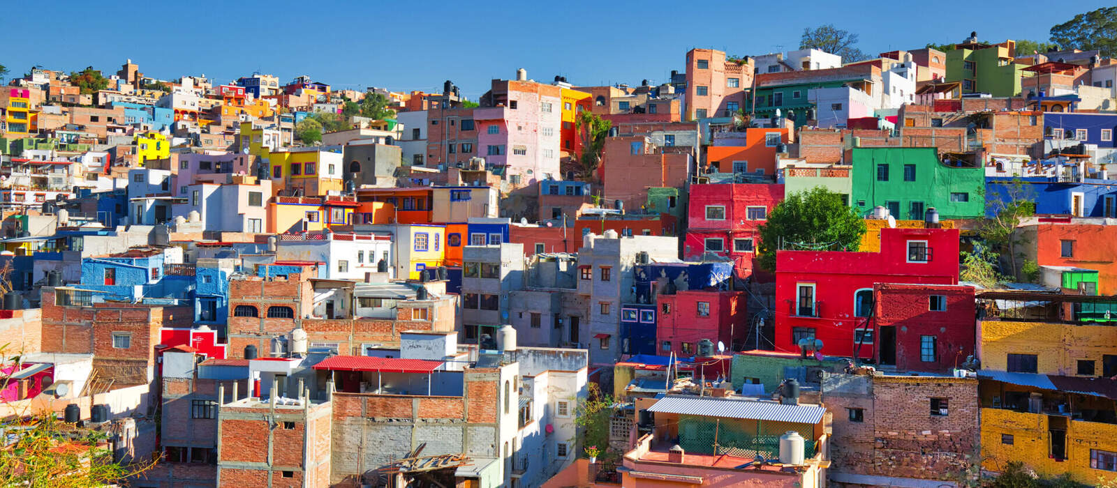 bunte Straßen der Altstadt von Guanajuato © eskystudio - stock.adobe.com