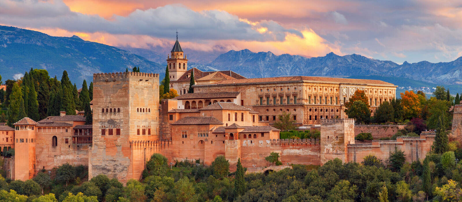 Festungs- und Palastanlage Alhambra in Granada © pillerss - stock.adobe.com