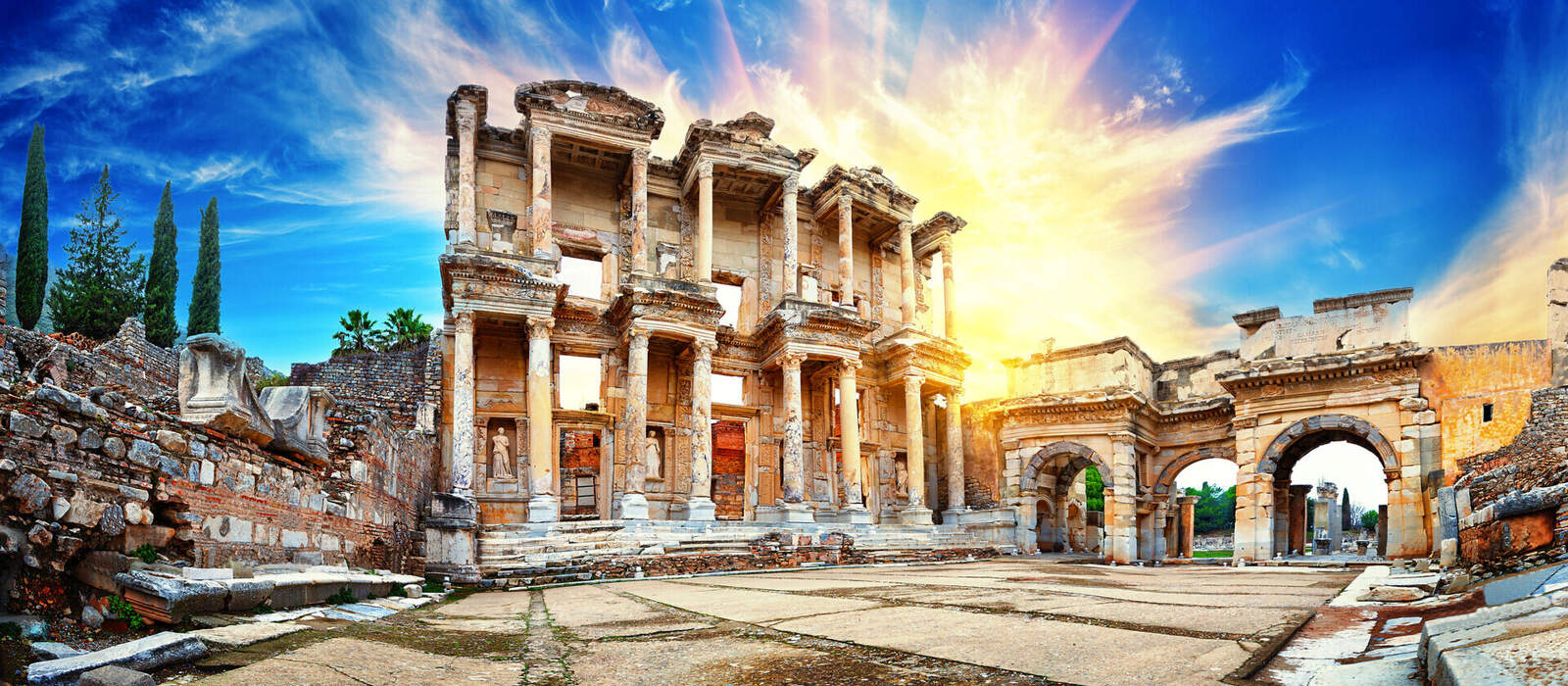 Panorama der Celsus-Bibliothek in Ephesus © alexlukin - stock.adobe.com