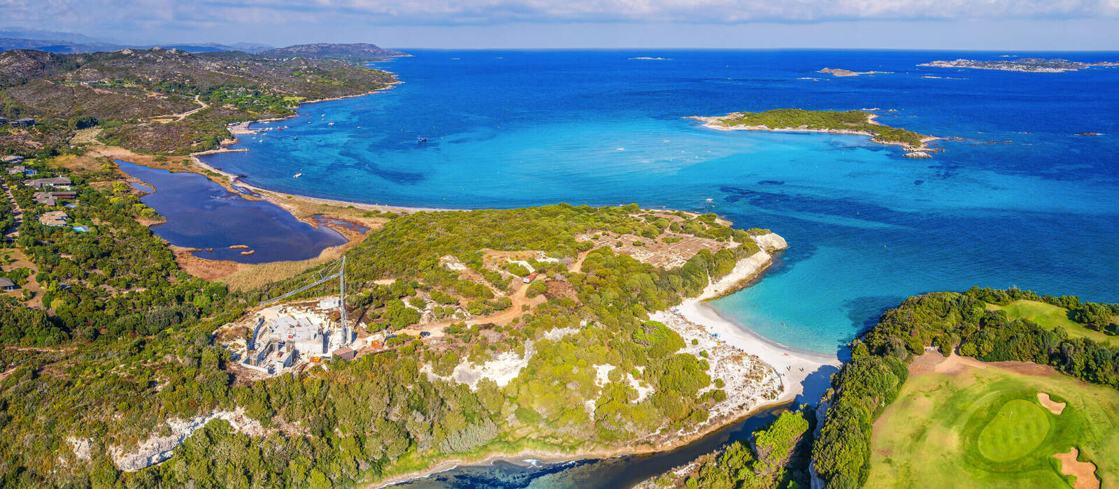 Landschaft mit Strand von Petit Sperone auf der Insel Korsika © Balate Dorin - stock.adobe.com