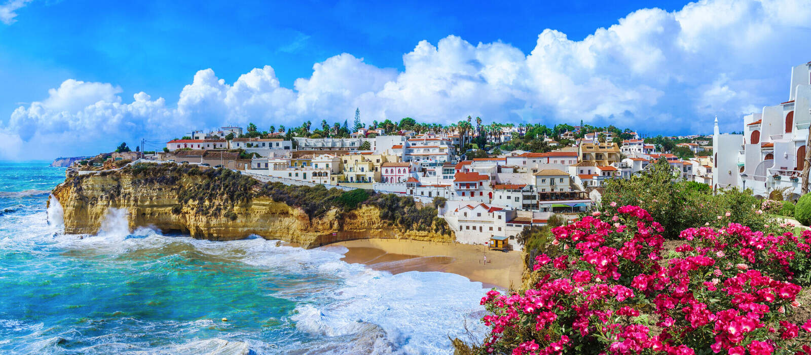 Carvoeiro mit bunten Häusern und gelbem Sandstrand an der Algarve © Balate Dorin - stock.adobe.com