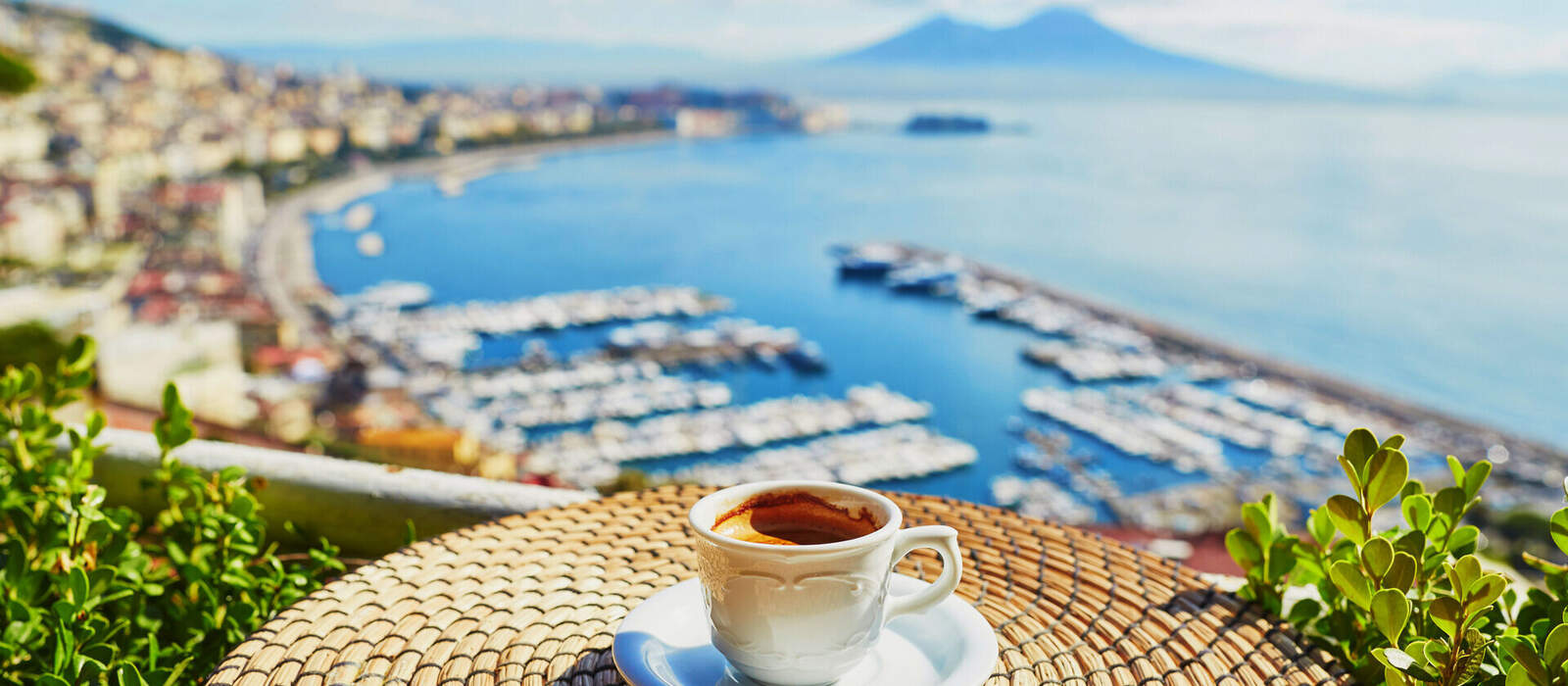 Tasse Kaffee mit Blick auf den Vesuv in Neapel © Ekaterina Pokrovsky - stock.adobe.com Tasse Kaffee mit Blick auf den Vesuv in Neapel © Ekaterina Pokrovsky - stock.adobe.com