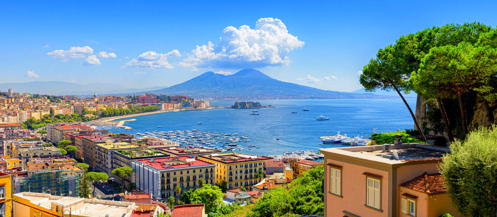 Blick auf den Golf von Neapel vom Posillipo-Hügel mit dem Vesuv im Hintergrund © Alessandro - stock.adobe.com