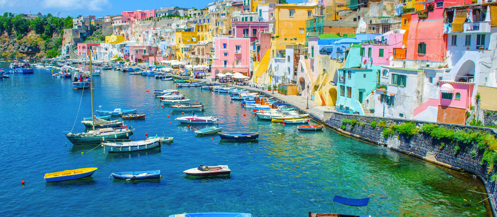 die italienische Insel Procida ist berühmt für ihren farbenfrohen Yachthafen © dudlajzov - stock.adobe.com die italienische Insel Procida ist berühmt für ihren farbenfrohen Yachthafen © dudlajzov - stock.adobe.com