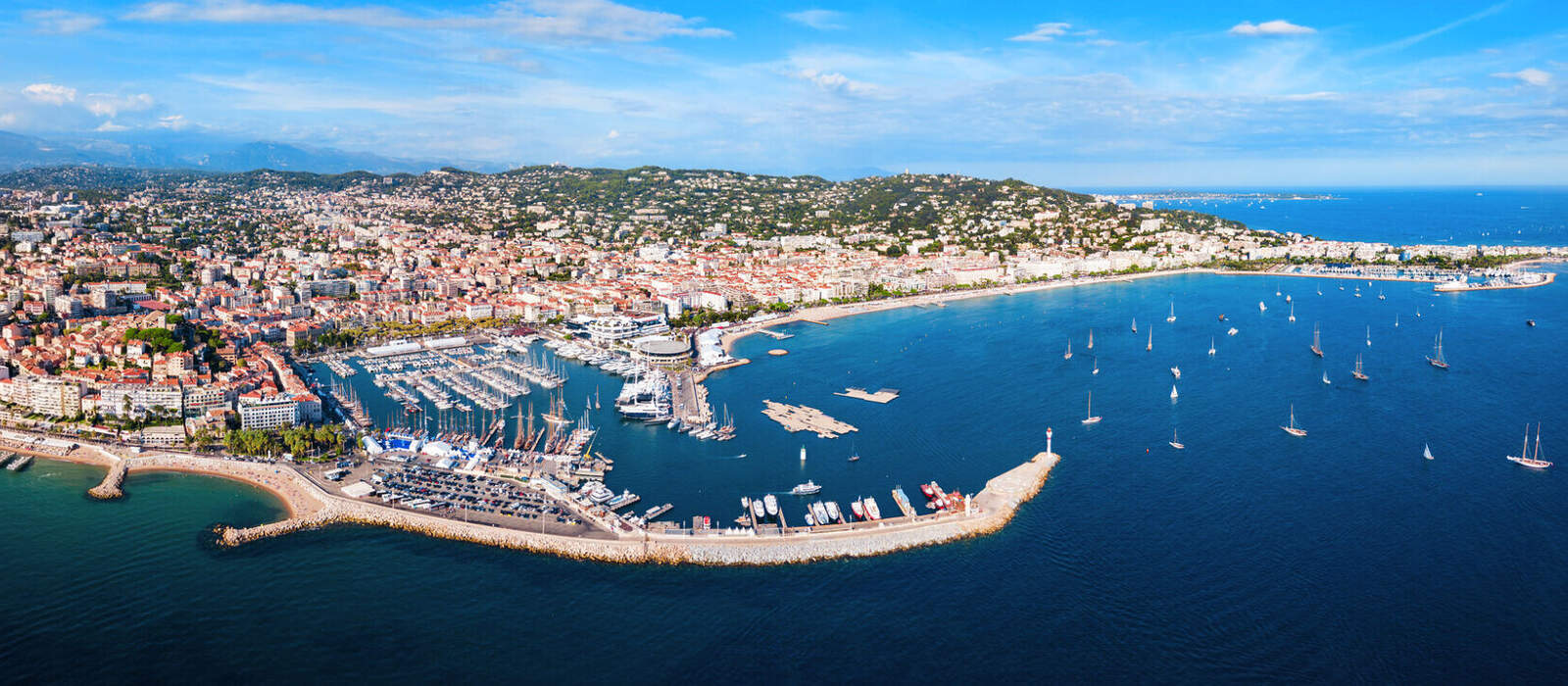 Panoramablick aus der Luft auf Cannes © saiko3p - stock.adobe.com