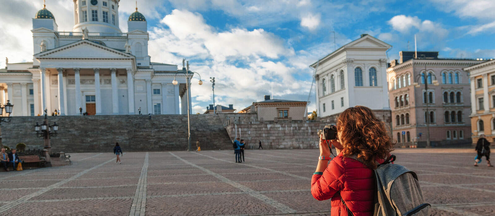 Touristin mit einer Kamera auf dem Senatsplatz in Helsinki © olezzo - stock.adobe.com