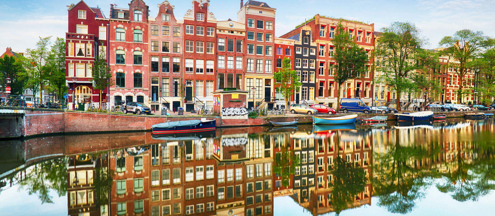 traditionelle holländische Häuser an den Kanälen in Amsterdam © TTstudio - stock.adobe.com