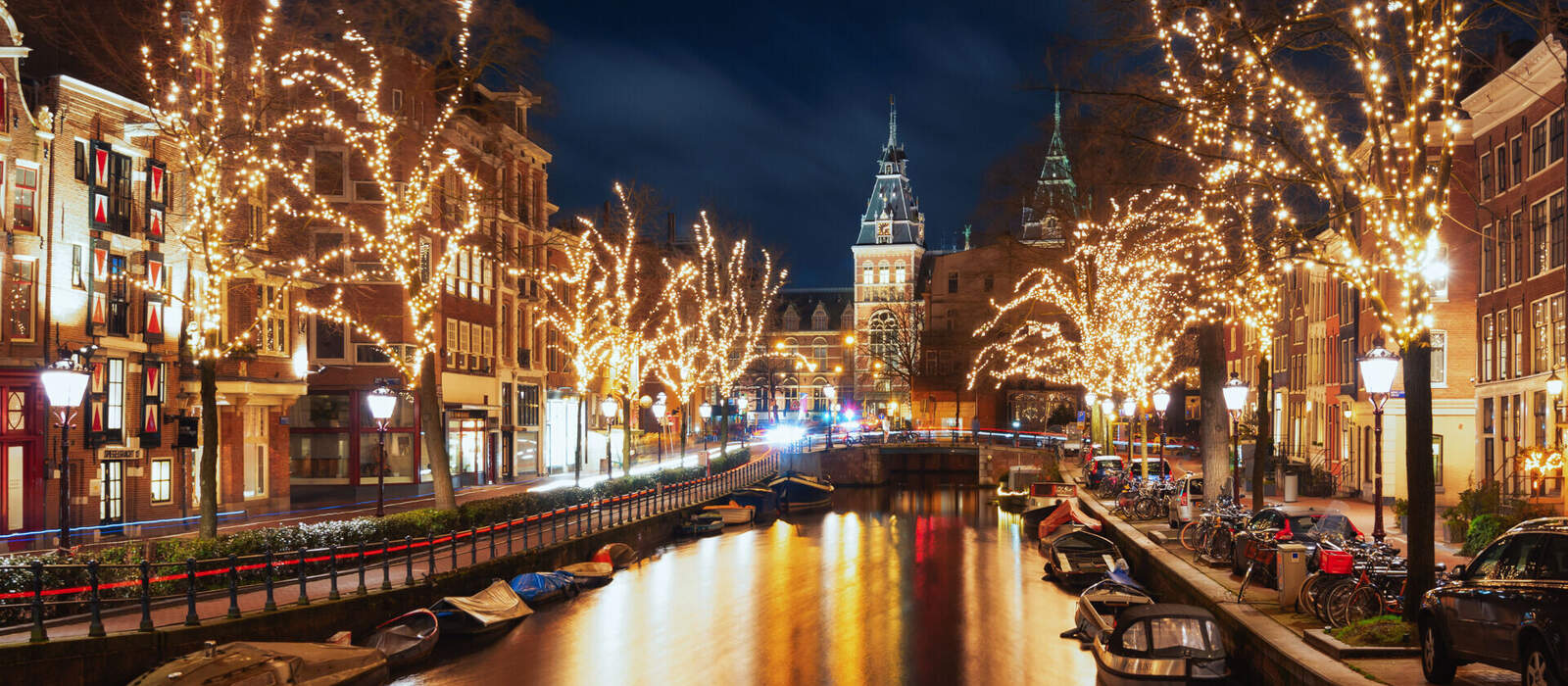 die Spiegelgracht in der Altstadt von Amsterdam mit dem Rijksmuseum im Hintergrund © julia700702 - stock.adobe.com