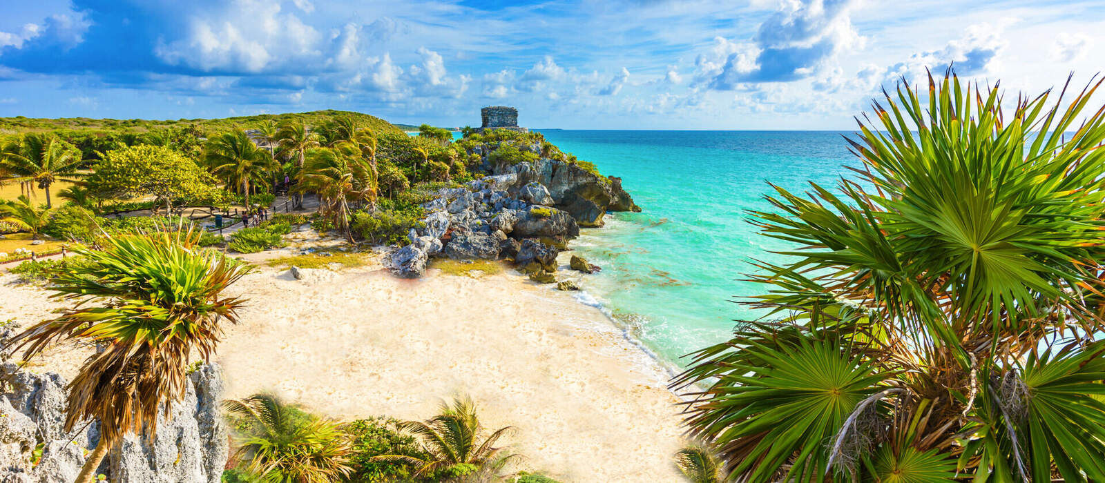Maya-Ruinen von Tulum an der tropischen Küste © Simon Dannhauer - stock.adobe.com