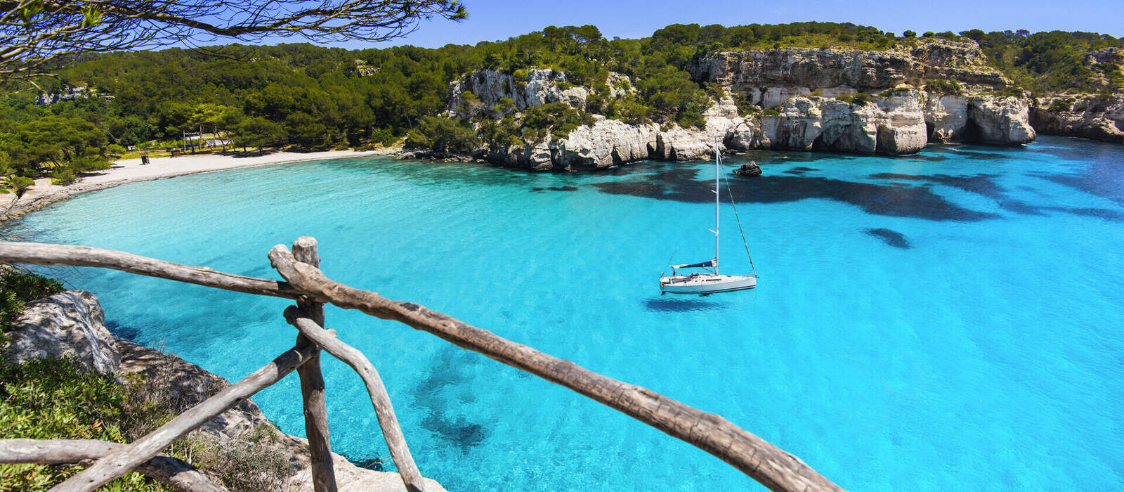 Strand Cala Macarella auf der Insel Menorca © kite_rin - stock.adobe.com