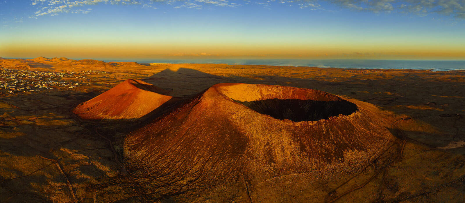 Panoramablick auf den Vulkan Calderon Hondo und seinen Krater in der Nähe von Lajares Corralejo auf Fuerteventura © Dave - stock.adobe.com