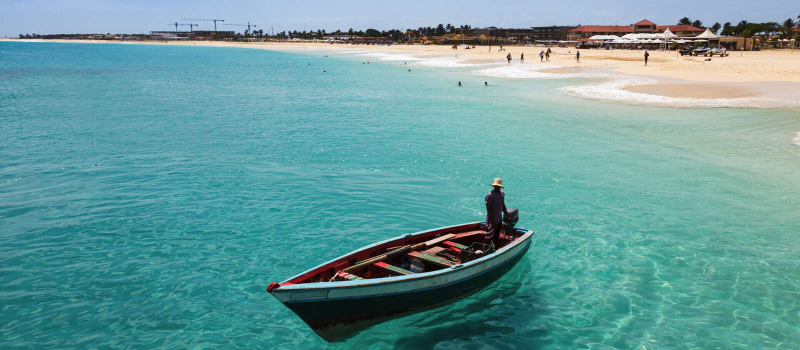 traditionelles Fischerboot in Santa Maria auf der Insel Sal am Kap Verde © Samuel B. - stock.adobe.com