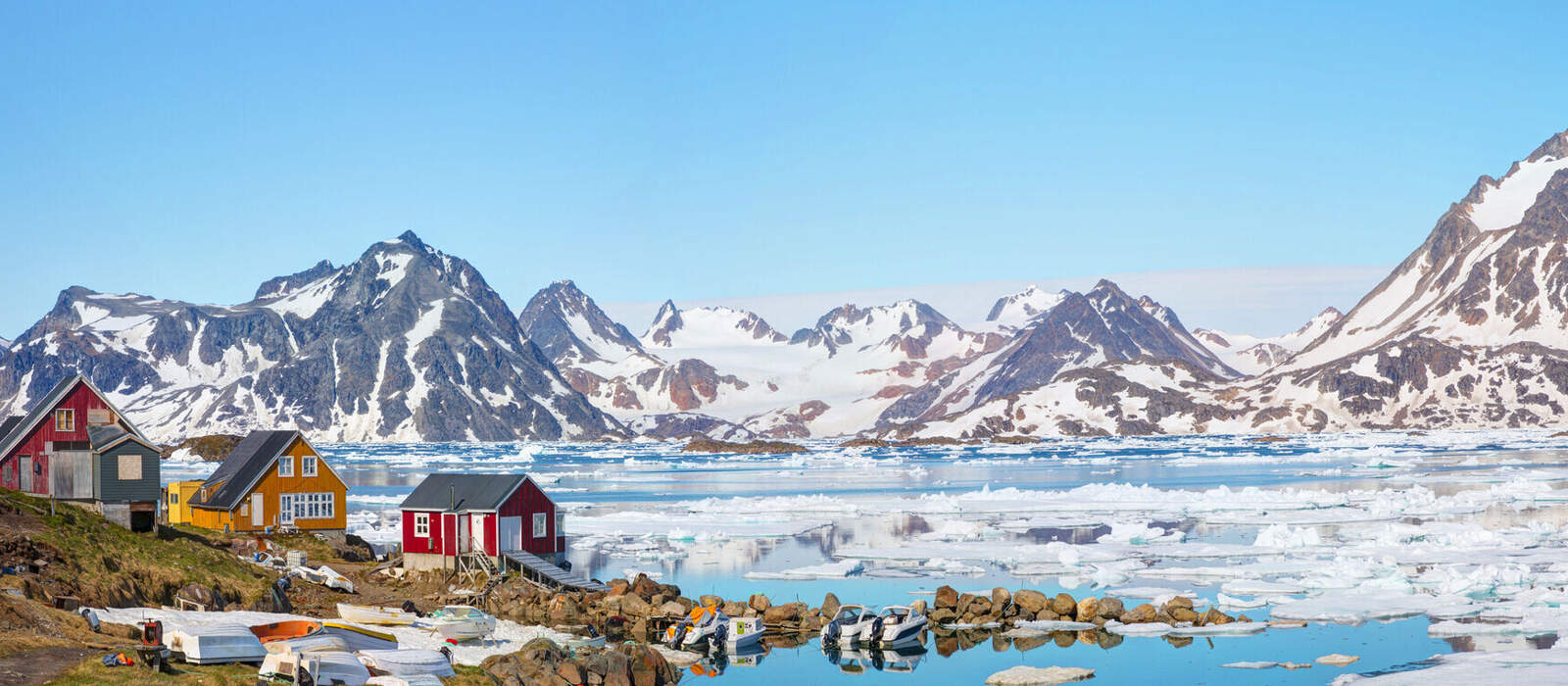 Panoramablick auf das farbenfrohe Dorf Kulusuk in Ostgrönland © muratart - stock.adobe.com