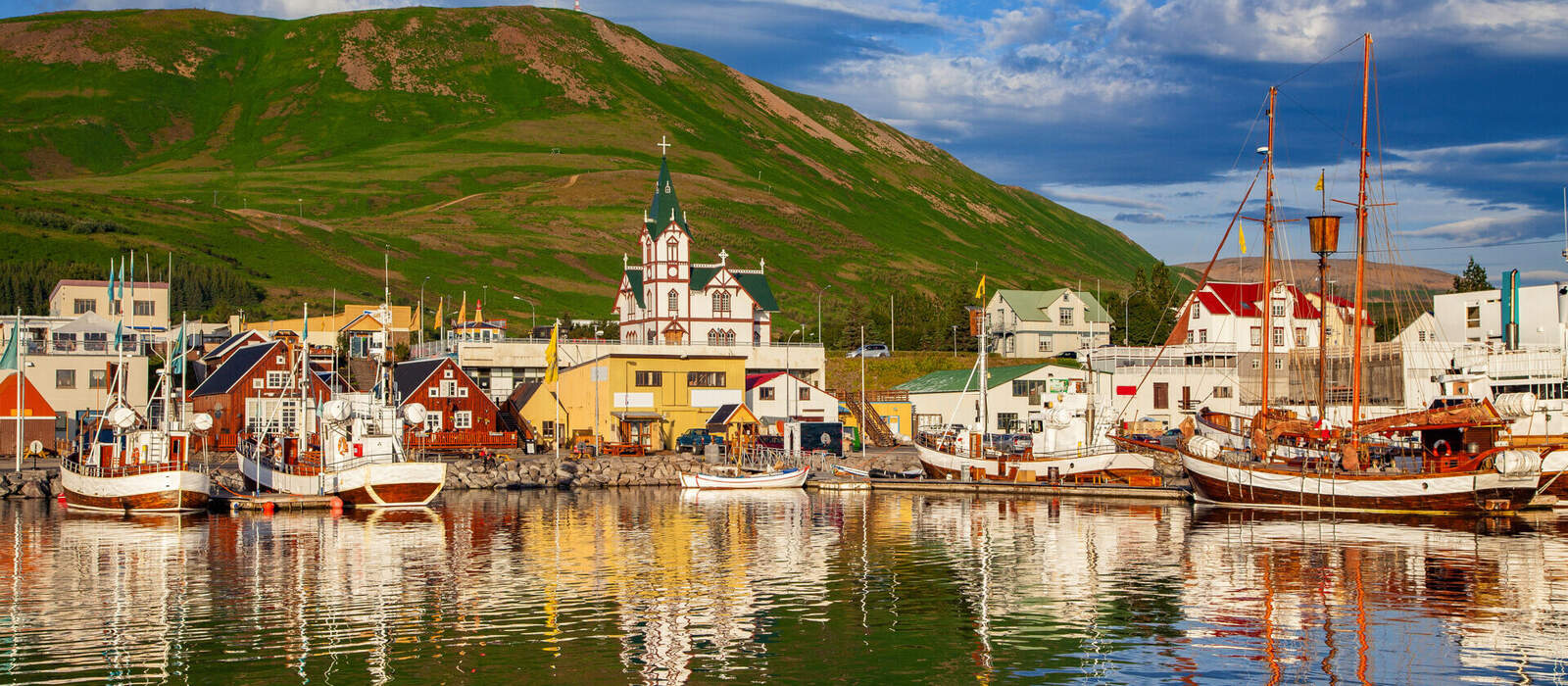historisches Fischerdorf Husavik bei Sonnenuntergang, Island © JFL Photography - stock.adobe.com