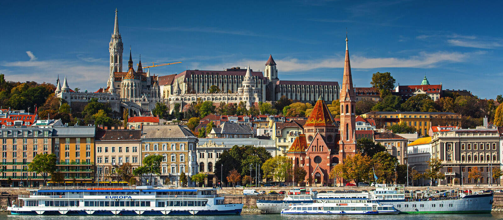 Blick auf das Flussufer von Budapest im Herbst © Horváth Botond - stock.adobe.com