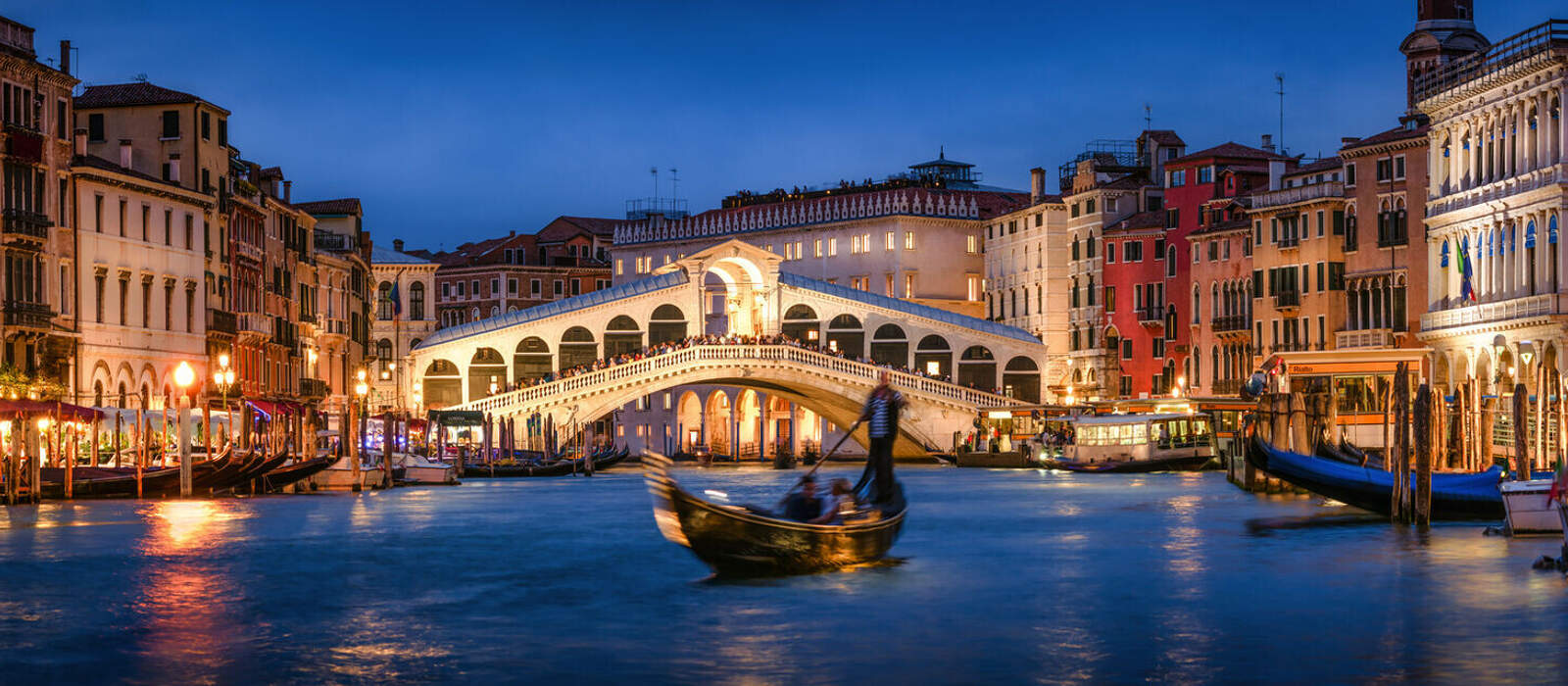 Gondelfahrt in der Nähe der Rialtobrücke in Venedig © eyetronic - stock.adobe.com