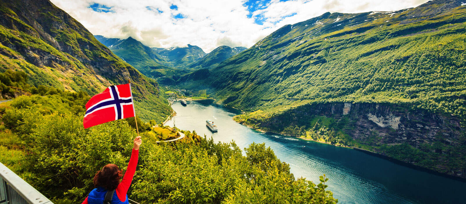 Tourist über Geirangerfjord mit norwegischer Flagge © anetlanda - stock.adobe.com