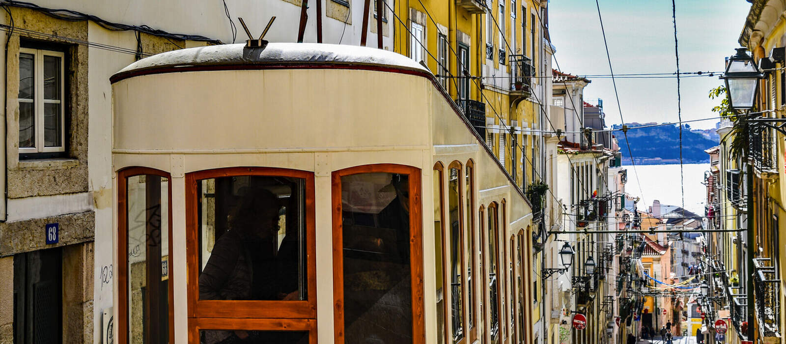 Lissabon – Standseilbahn Ascensor da Bica  © majonit - stock.adobe.com