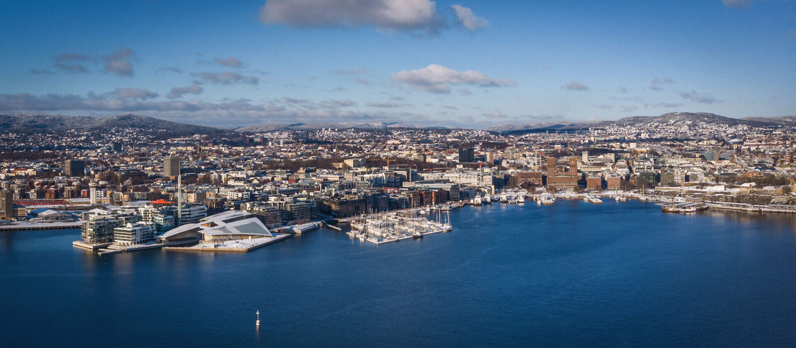 Panorama von Oslo, Norwegen: Tjuvholmen, Aker Brygge & Rathaus im Winter © Sky Media - stock.adobe.com