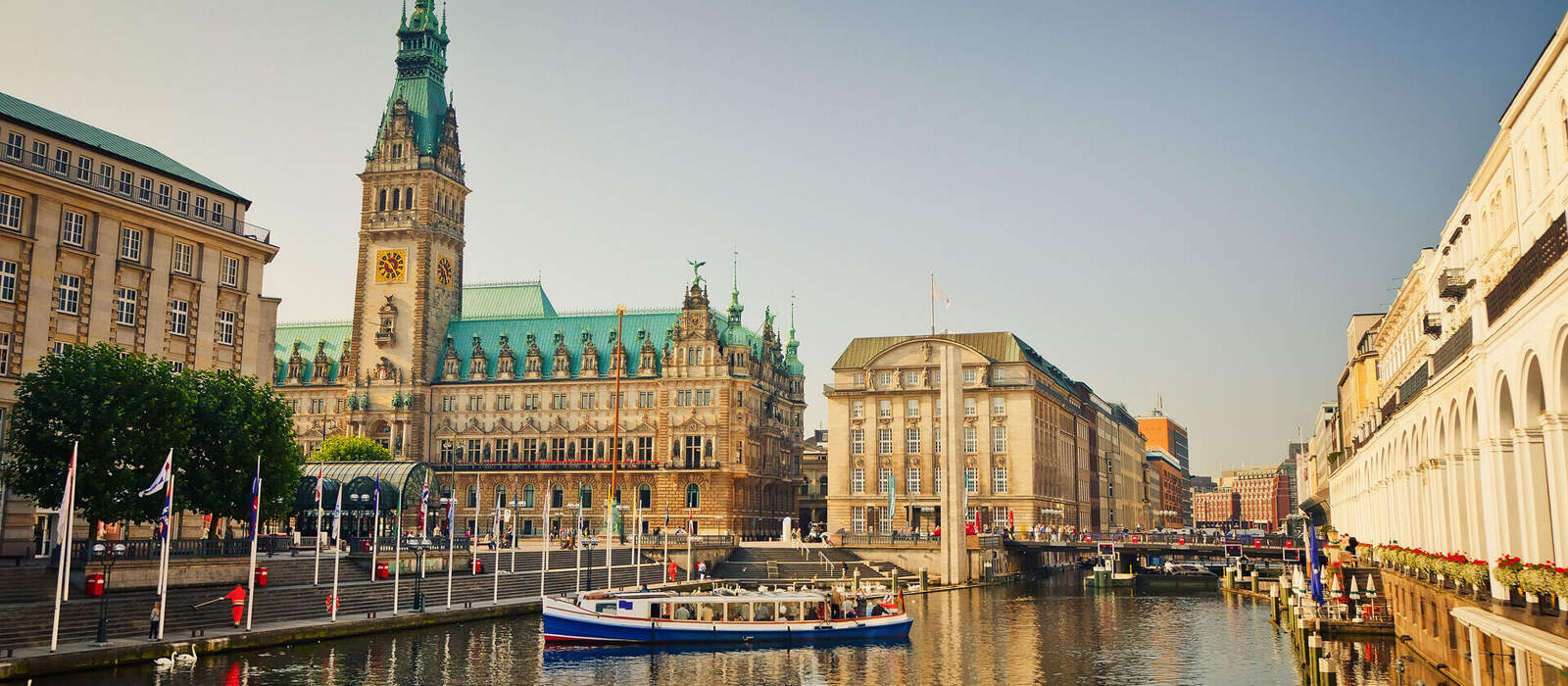 Jungfernstieg in Hamburg © sborisov - stock.adobe.com