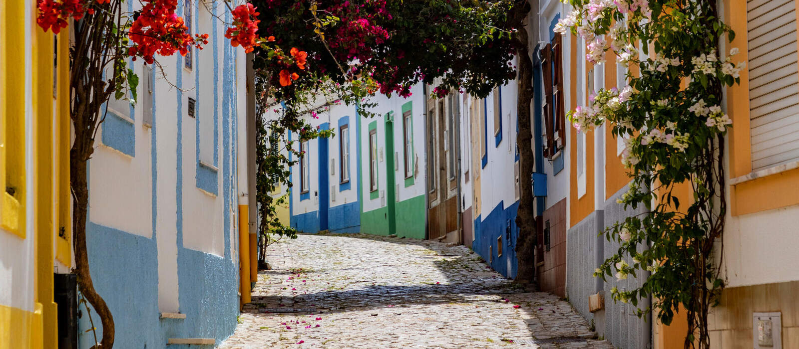 in den engen Gassen von Ferragudo, Algarve, Portugal © travelview - stock.adobe.com
