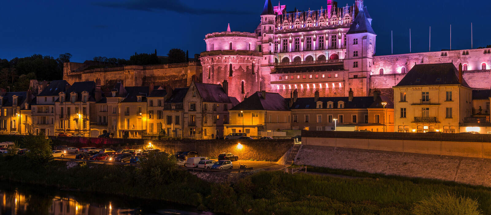 illuminiertes Chateau Amboise im Loiretal, Frankreich © Sean Xu - stock.adobe.com