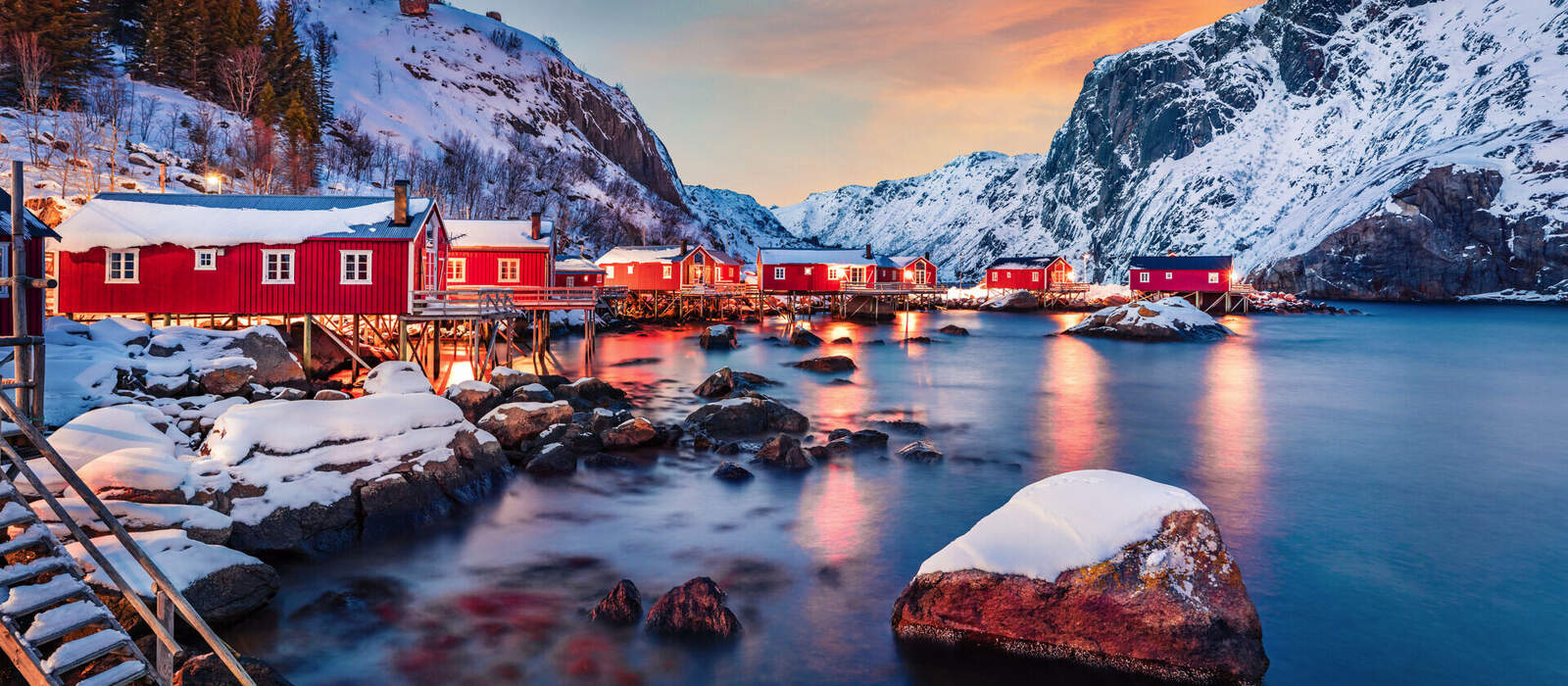 Insel Flakstadøy am Nusfjord © Andrew Mayovskyy - stock.adobe.com