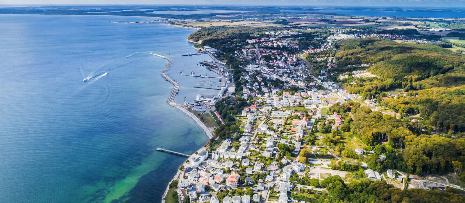 Sassnitz – Stadt, Kurort und Hafen an der Ostsee auf der Insel Rügen aus der Vogelperspektive © konradkerker - stock.adobe.com