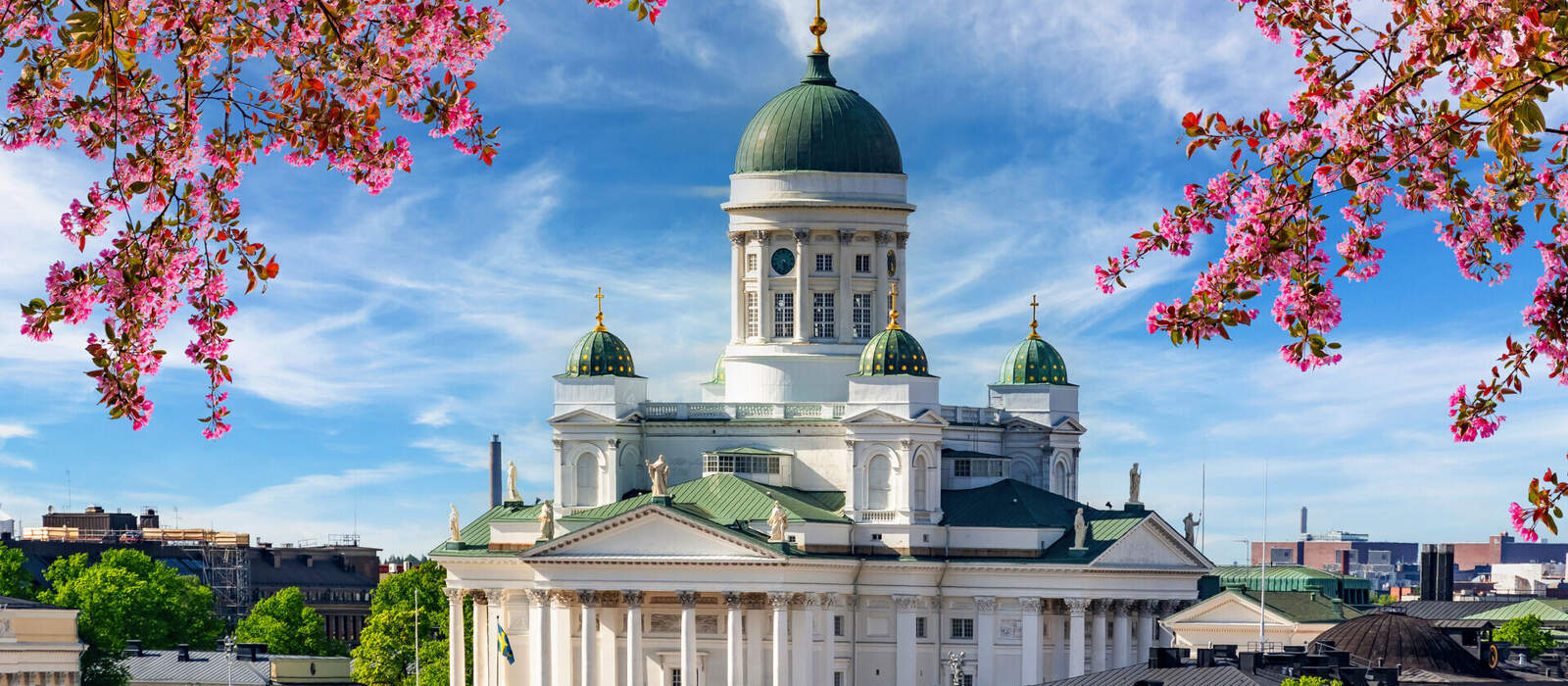 Helsinki-Kathedrale über dem Stadtzentrum im Frühling, Finnland © Mistervlad - stock.adobe.com
