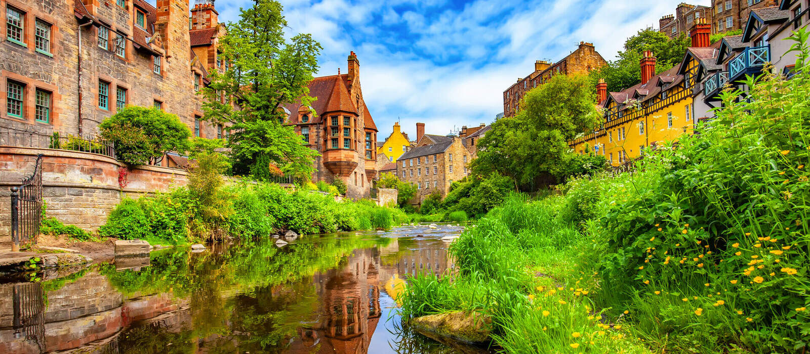 Der historische Stadtteil Dean Village in Edinburgh, Schottland © Arcady - stock.adobe.com