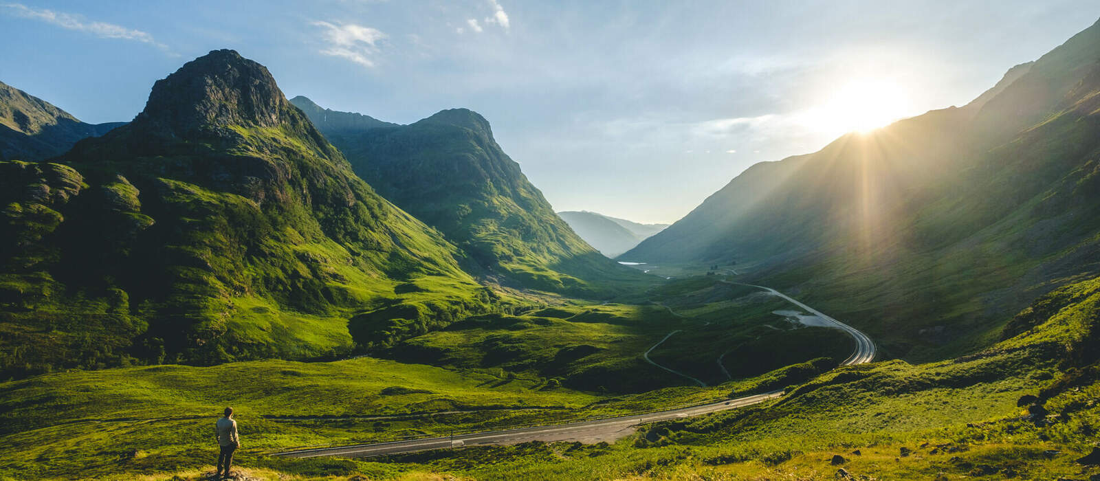 Ein Mann, der mit dem Gesicht zur Sonne in Glencoe steht © Dominik - stock.adobe.com Ein Mann, der mit dem Gesicht zur Sonne in Glencoe steht © Dominik - stock.adobe.com