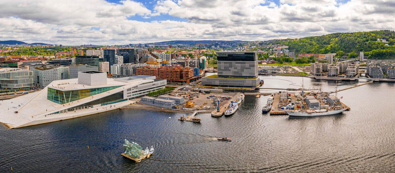 Luftaufnahme mit Panoramablick auf das Opernhaus und das neue Geschäftsviertel in Oslo, Norwegen © Aerial Film Studio - stock.adobe.com