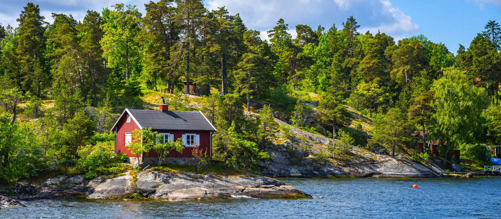 kleine rote Hütte an der skandinavischen Küste © pyty - stock.adobe.com