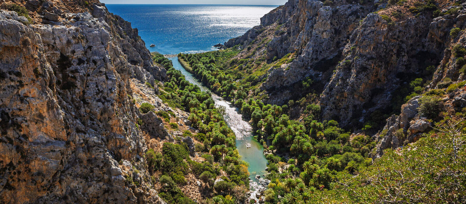 Schlucht in Kreta mit Blick auf den Palmenstrand von Preveli © Harlekin-Graphics - stock.adobe.com Schlucht in Kreta mit Blick auf den Palmenstrand von Preveli © Harlekin-Graphics - stock.adobe.com