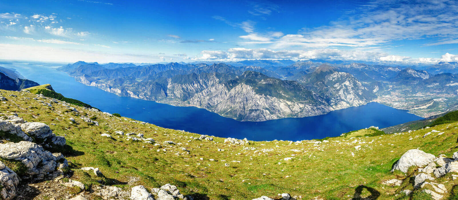 Gardasee-Panorama vom Monte Altissimo auf Monte Baldo, Limone, Torbole und Riva del Garda © Daniel - stock.adobe.com