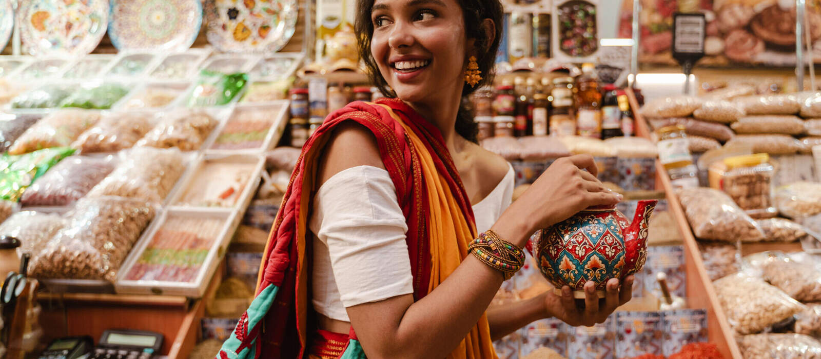 Young indian woman wearing sari making purchases in eastern market © Drobot Dean - stock.adobe.com