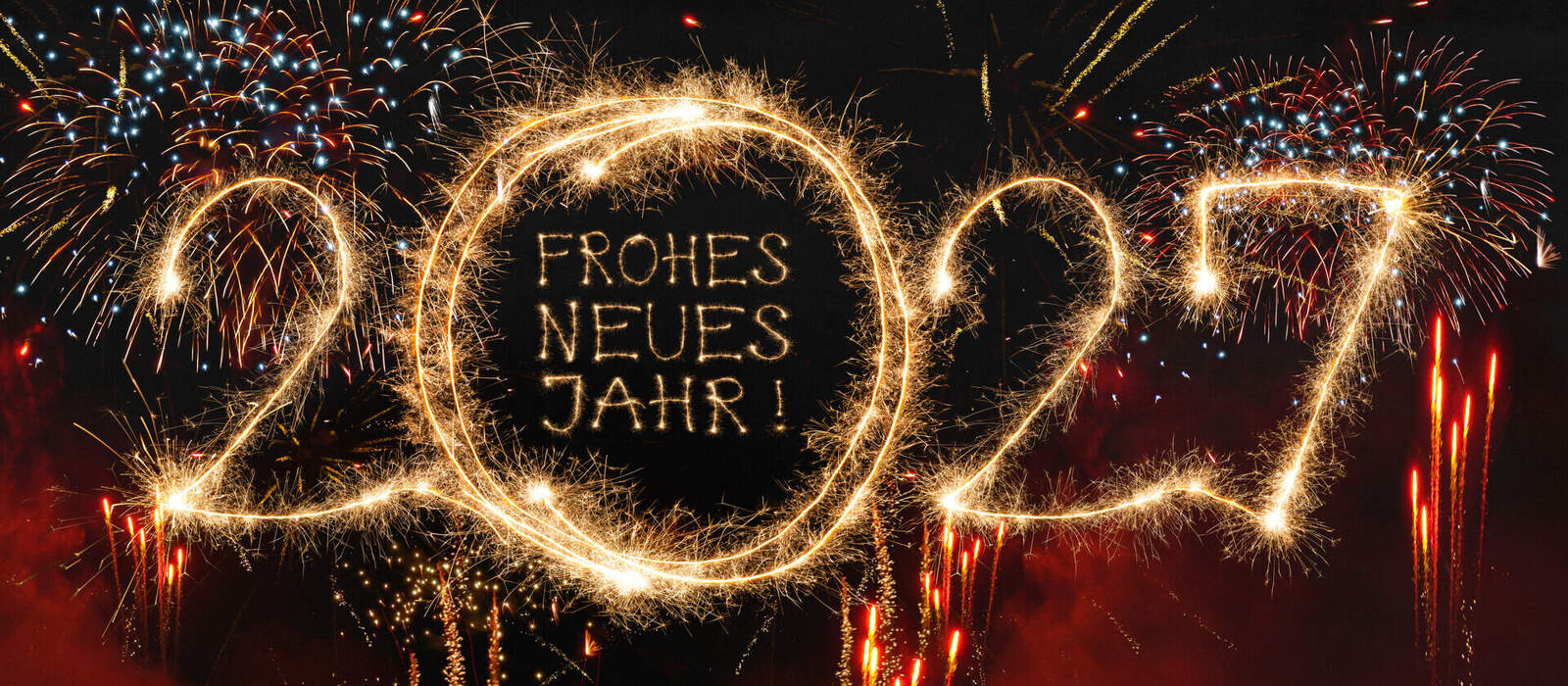 2027 mit leuchtenden Wunderkerzen – Funkelndes Highlight für Neujahrsfeiern, Silvesterpartys und festliche Anlässe © Corri Seizinger - stock.adobe.com