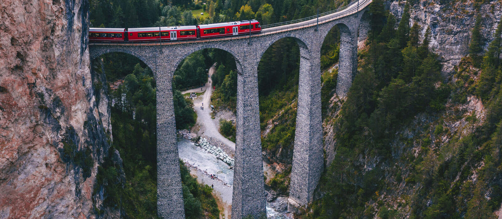 Bernina Express auf dem Landwasserviadukt © uslatar - stock.adobe.com