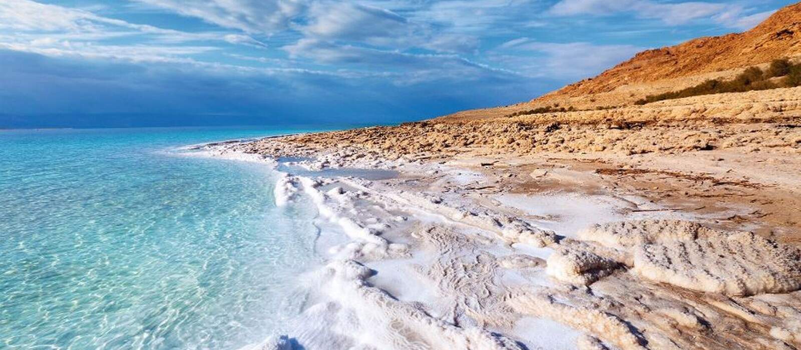 Salzufer des Toten Meeres an den Grenzen von Israel, dem Westjordanland und Jordanien © frag - Fotolia