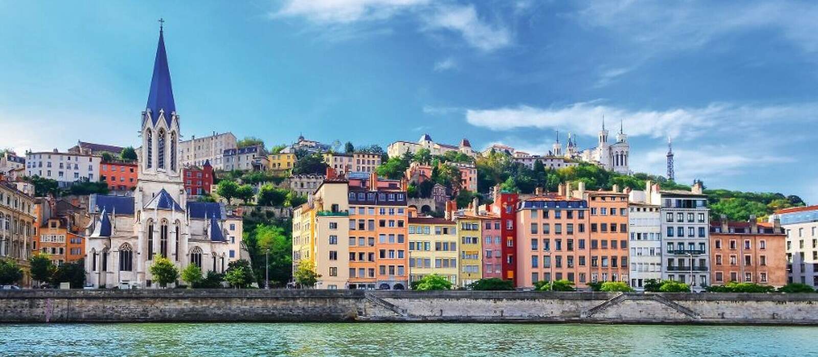 Lyon Stadtbild von Saone-Fluss mit bunten Häusern © Martin M303 - Fotolia