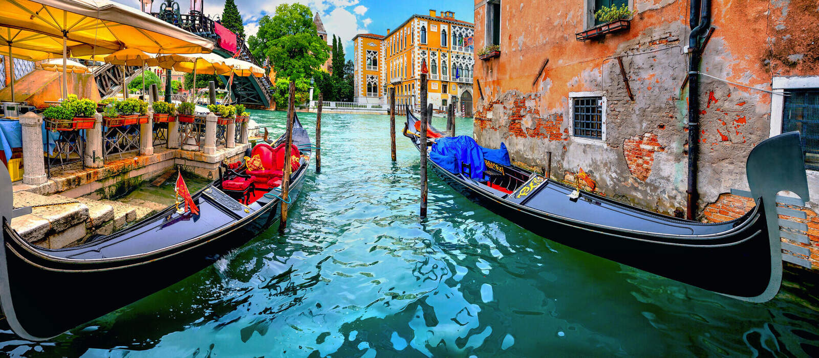 Kai mit Gondeln an einem Café am Canal Grande © Valery Bareta