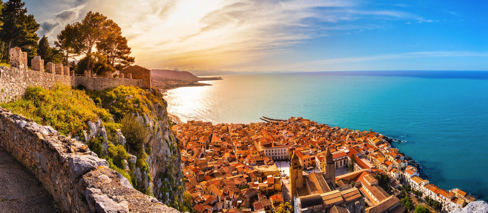 Cefalu, Ferienort an der Tyrrhenischen Küste Siziliens © Julia Lavrinenko - stock.adobe.com