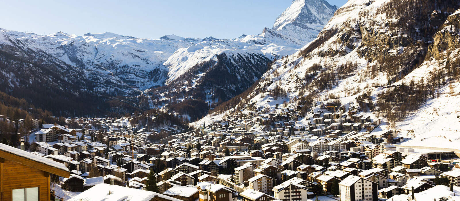 Aussicht auf den Matterhorngipfel von Zermatt im Winter © caftor - stock.adobe.com
